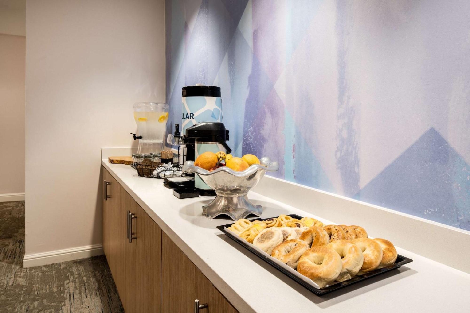 Hilton Garden Inn Фолсъм Екстериор снимка